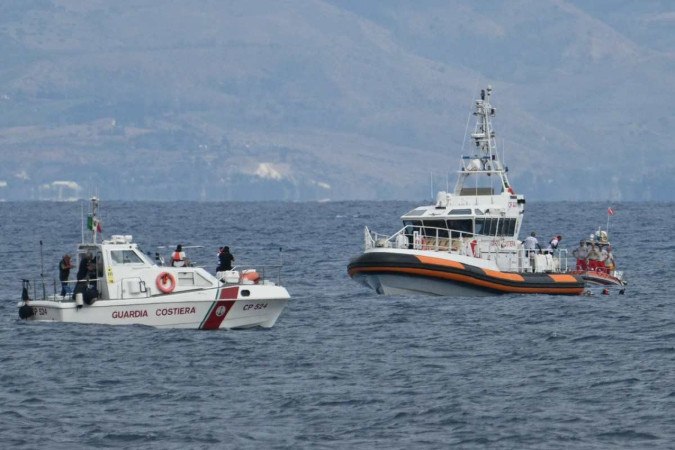 A Guarda Costeira italiana (Guardia Costiera) participa de buscas de desaparecidos em Porticello, perto de Palermo, em 21 de agosto de 2024, dois dias após o naufrágio do luxuoso iate de bandeira britânica Bayesian.  -  (crédito: Alberto PIZZOLI/AFP)