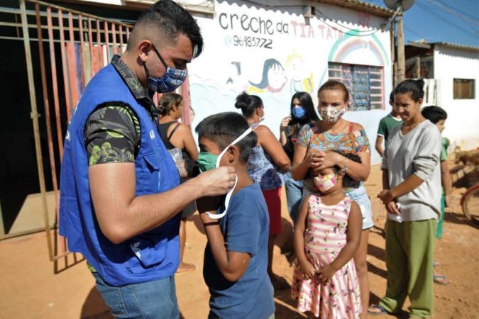 Há quatro anos, os eventuais pacientes pediátricos recebiam máscaras na Estrutural, em Brasília: no início da pandemia, acreditava-se que só contraíam a forma leve da doença -  (crédito: LUCIO BERNARDO JR/Agência Brasília)