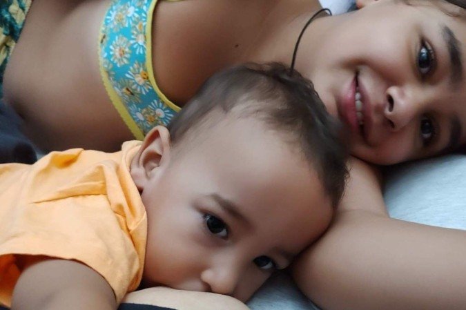 Momento entre mãe e filhos: Mônica amamentando João com Maria Clara ao lado