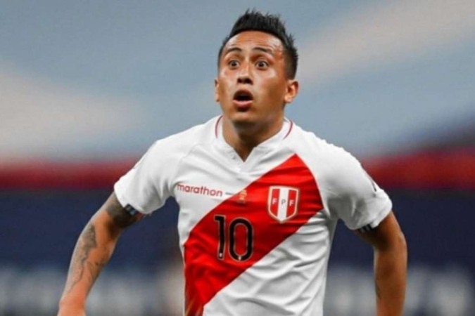 Aos 32 anos, Cueva foi anunciado pelo Cienciano na segunda-feira (19/8) e na terça-feira (20) o clube anunciou o afastamento -  (crédito: Reprodução/Instagram @cueva10oficial)