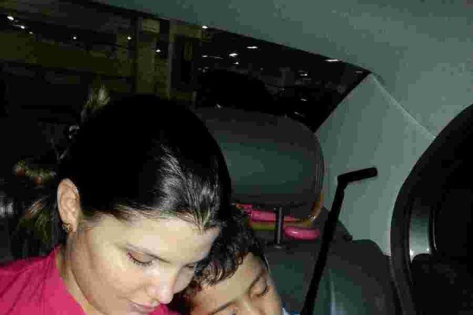 Laura com Levi no colo e Lucas, seu primogênito 