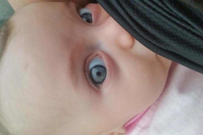 O olhar apaixonado de Letícia, terceira filha de Laura, enquanto mama 