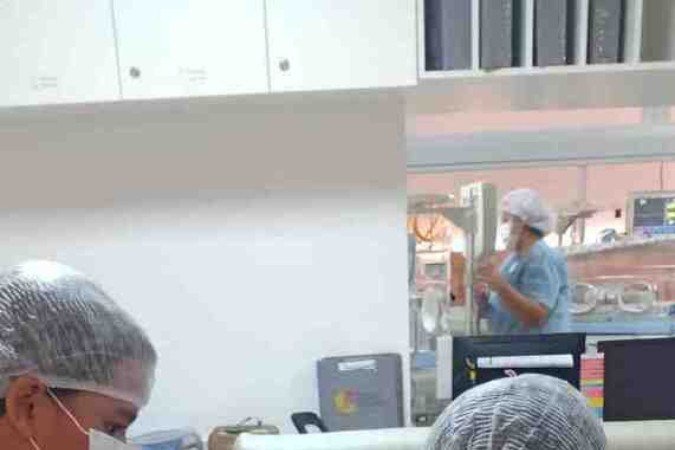 Maria Clara ajudando o pai a alimentar 
o irmão por meio da sonda, ainda na UTIN 