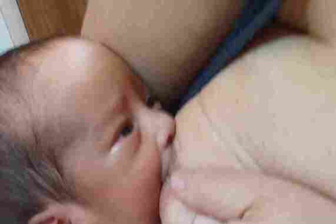 João mamando e ingerindo o complemento através da translactação