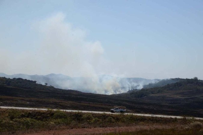 Militares atuam no combate ao fogo no Parque Nacional da Serra do Cipó desde o domingo (18/8) -  (crédito: Túlio Santos/EM/D.A Press)