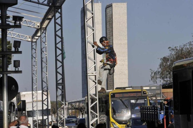 Operário trabalha na construção das estruturas para o público -  (crédito: Minervino Júnior/CB/D.A.Press)