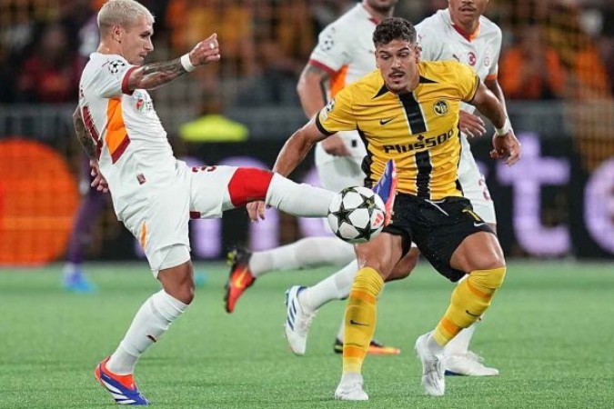 Jogadores de Young Boys e Galatasaray em disputa de bola no playoff da Champions  -  (crédito: Foto: Divulgação / Galatasaray)