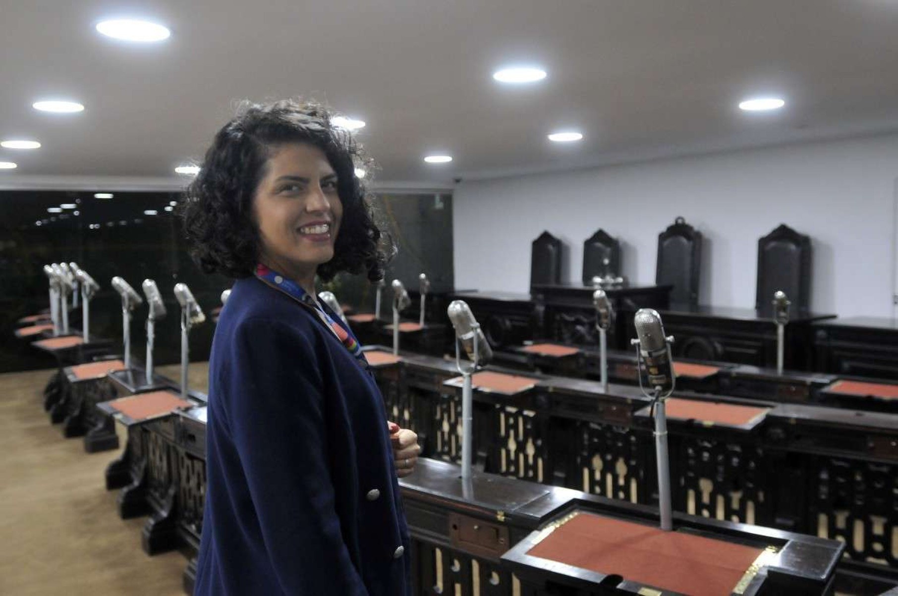 Carla Neves, coordenadora de visitação, ensina detalhadamente a história de cada obra 