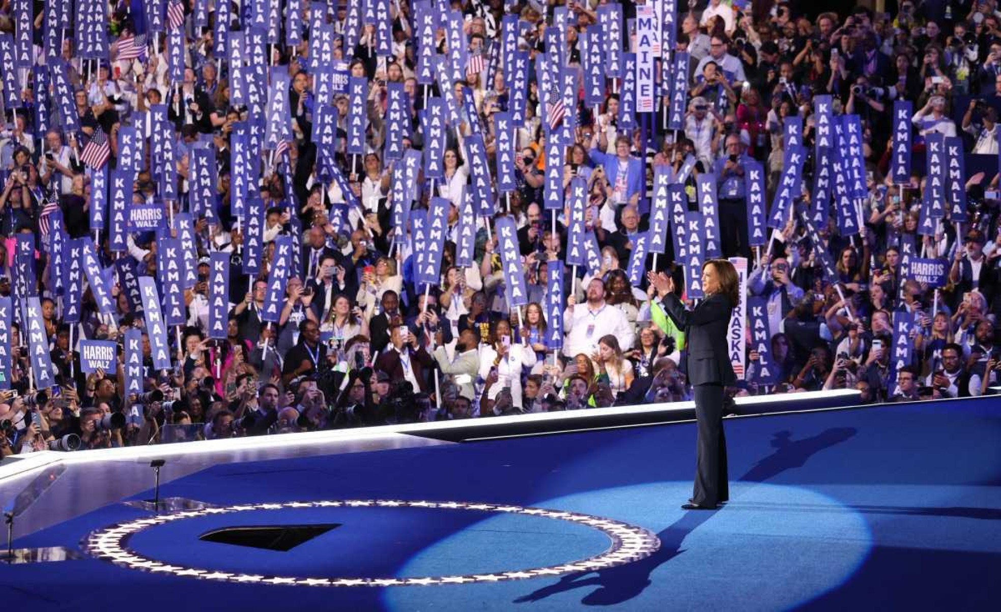 Kamala Harris sobe ao palco do United Center, em Chicago, para o ponto alto da Convenção: homenagens à mãe e apelo à unidade nacional            