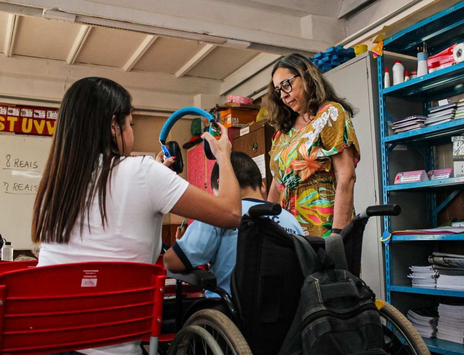 Educadores voluntários ajudam na inclusão e desempenho dos alunos