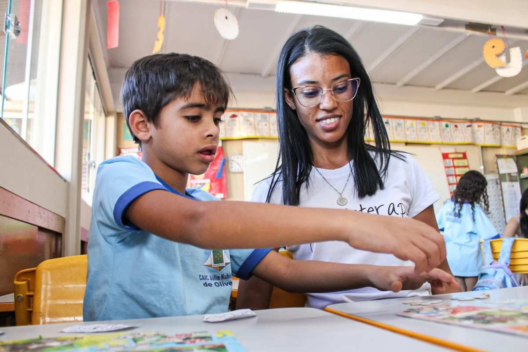 A educadora Geisly Rodrigues, 32, com o estudante Bernardo Teixeira, 6: segurança e tranquilidade para os alunos