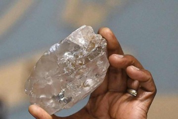 Segundo maior diamante do mundo - com 2.492 quilates -  foi encontrado em Botsuana              -  (crédito: Monirul BHUIYAN / AFP)