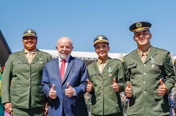 Luiz Inácio Lula da Silva, durante cerimônia do Dia do Soldado ao lado dos medalhistas olímpicos Beatriz Souza (esquerda), Natália Araújo e Guilherme Schimidt -  (crédito: Ricardo Stuckert / PR    )