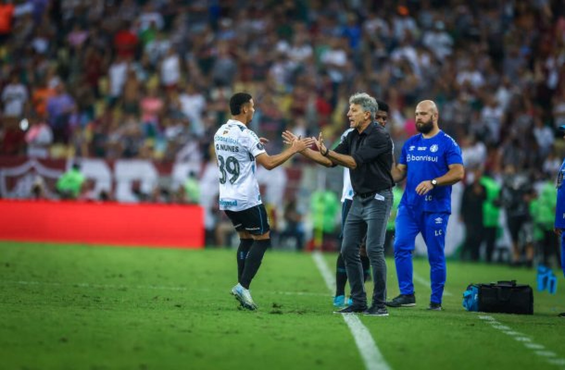 Gustavo Nunes comemora o seu último gol pelo Grêmio com o técnico Renato Gaúcho  -  (crédito: Foto: Lucas Uebel / Grêmio FBPA)