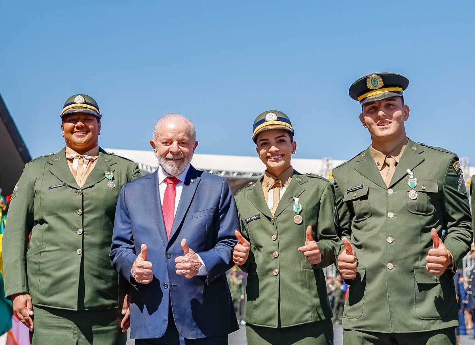 Dia do Soldado: Lula entrega medalha do Exército a Bia Souza