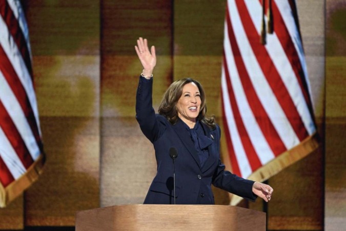  US Vice President and Democratic presidential candidate Kamala Harris arrives onstage to speak on the fourth and last day of the Democratic National Convention (DNC) at the United Center in Chicago, Illinois, on August 22, 2024. Vice President Kamala Harris will formally accept the party?s nomination for president today at the DNC which ran from August 19-22 in Chicago. (Photo by Mandel NGAN / AFP)
       -  (crédito: AFP)