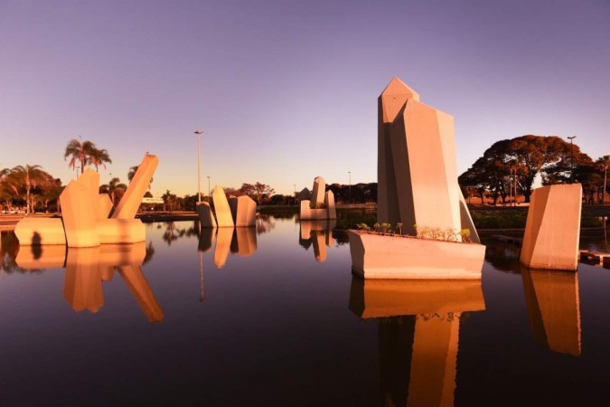 Mínima registrada na manhã desta quinta (22/8) foi de 14°C. À tarde, máxima deve chegar a 32°C  -  (crédito: Ed Alves/CB)