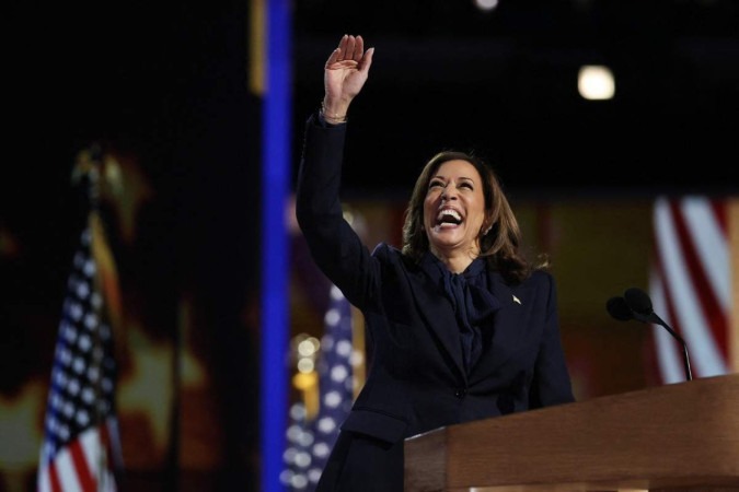 Kamala Harris discursa no palco do United Center, em Chicago: homenagens à mãe, apelo à união nacional e acenos para a classe média -  (crédito:  Getty Images via AFP)