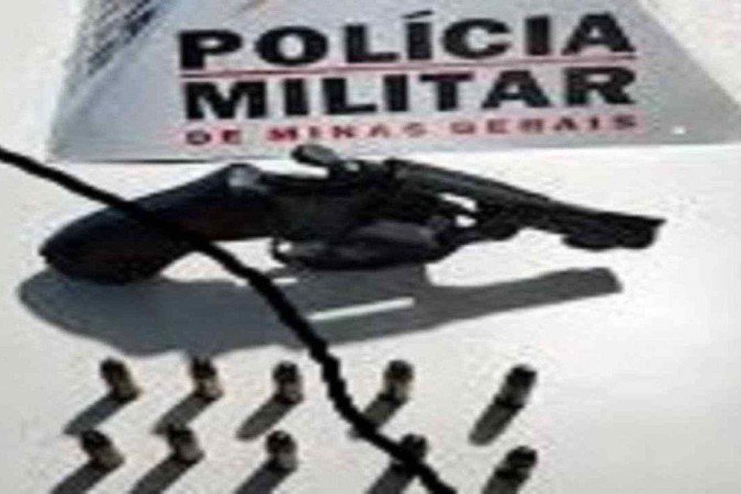 Pai contou à polícia, que revólver ficava escondido em cima do guarda-roupas e que a filha não sabia nem que ele tinha revólver - (crédito: PCMG) Pai contou à polícia, que revólver ficava escondido em cima do guarda-roupas e que a filha não sabia nem que ele tinha revólver - (crédito: PCMG)