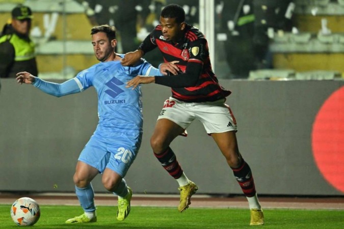 Flamengo, do atacante Carlinhos, não foi eficiente no ataque, mas suportou a pressão e fez valer o regulamento para se classificar às quartas de final       -  (crédito: Aizar Raldes/AFP)