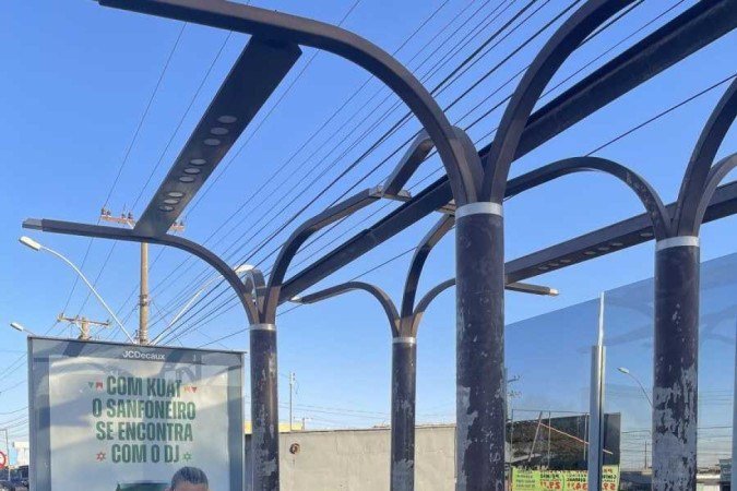 Cristinéia Almeida (D) diz que ponto ao lado da Estação Ceilândia Sul sempre é depredado por vândalos