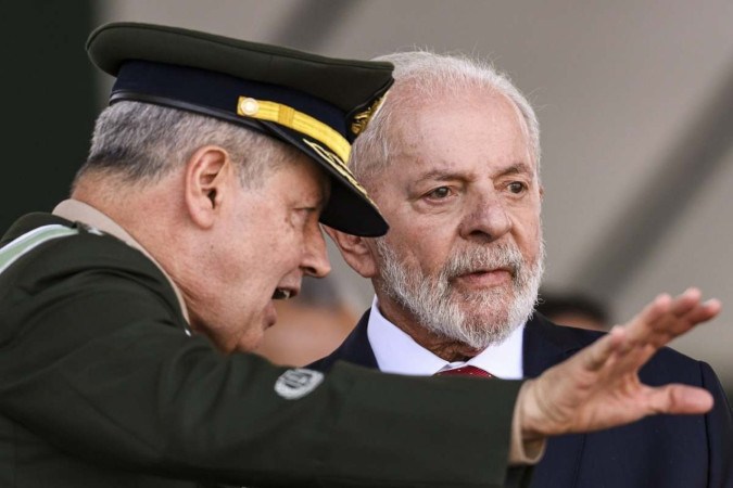 O comandante do Exército, general Tomás Paiva, e o presidente Lula na solenidade do Dia do Soldado: chefe do Executivo não discursou  -  (crédito: Marcelo Camargo/Agência Brasil )