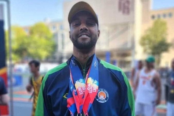 O ex-atleta, professor e treinador Márcio Júnior, com as medalhas recebidas nos jogos mundiais de Roterdan, na Holanda, como técnico da equipe Forças da Capital, composta por policiais e bombeiras do DF