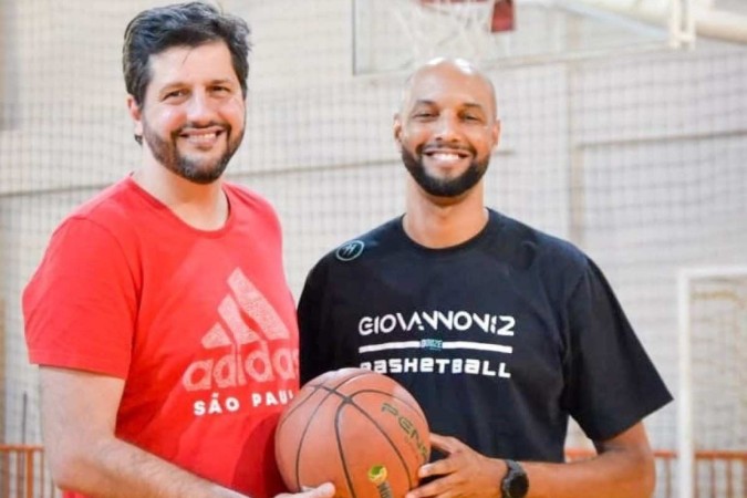 O ex-atleta e professor Márcio Júnior com o ex-jogador da seleção brasileira de basquete Guilherme Giovannoni