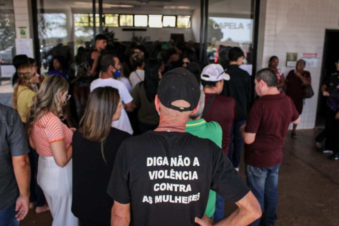 A despedida reuniu cerca de 70 pessoas no Cemitério do Gama -  (crédito: Kayo Magalhães/ CB Press)