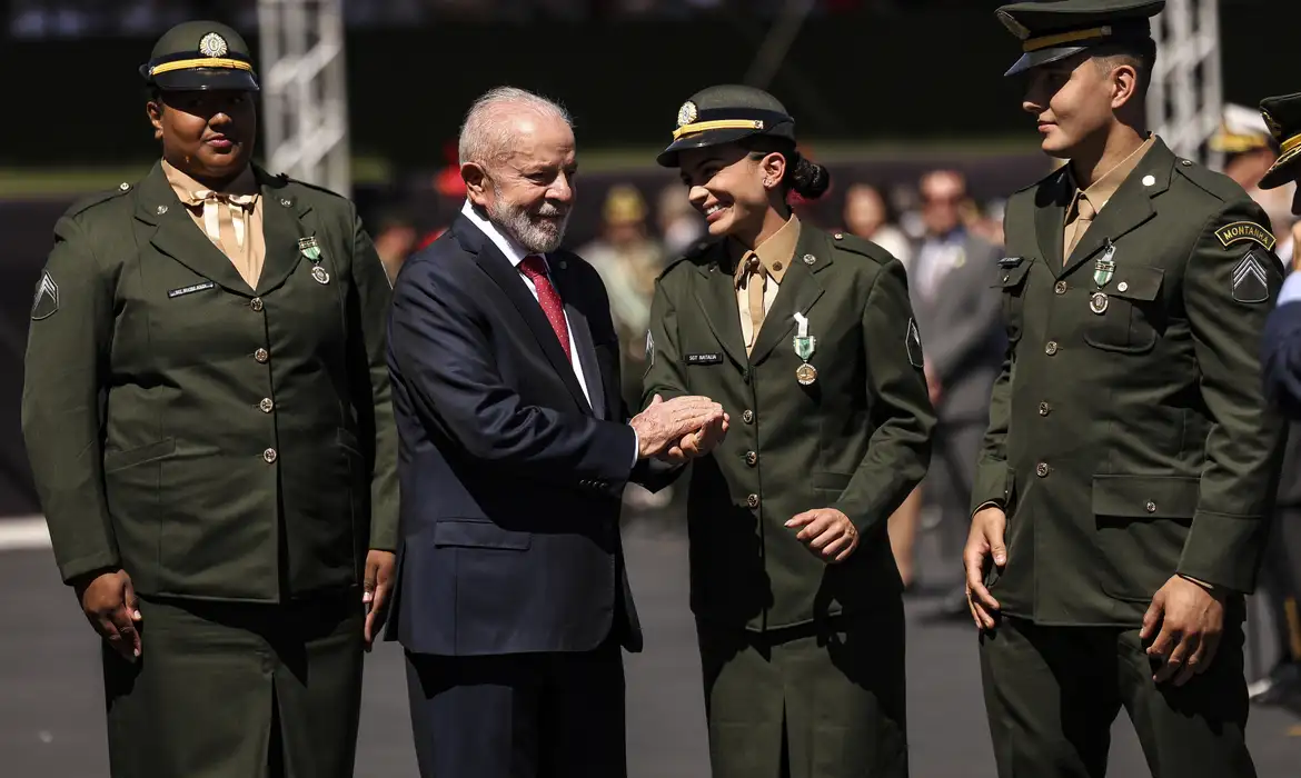 Atletas olímpicos brasileiros são condecorados com medalha do Exército -  (crédito: EBC)