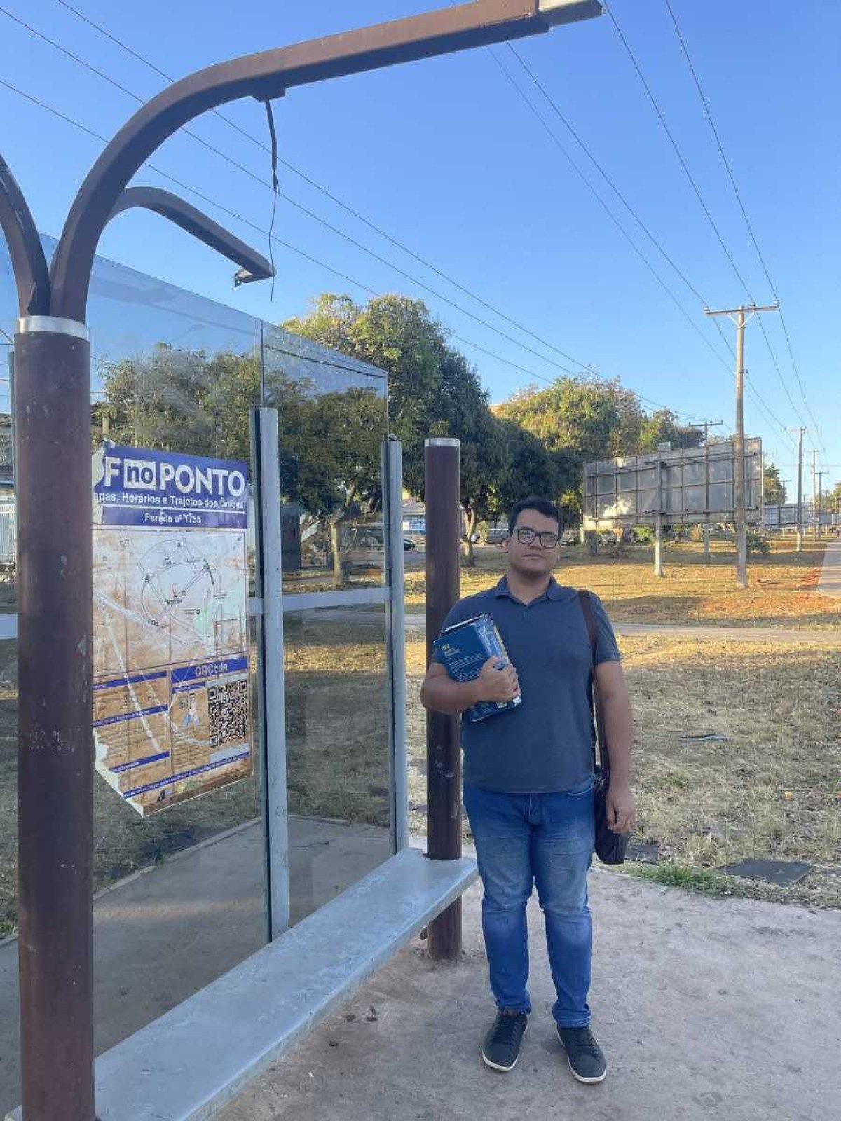 David Oliveira reclama da qualidade do ponto de ônibus a frente do Campus de Ceilândia da UnB David Oliveira reclama da qualidade do ponto de ônibus a frente do Campus de Ceilândia da UnB