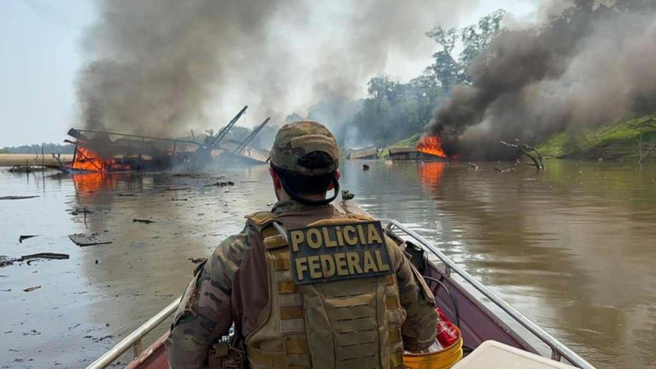 PF explode mais de 200 embarcações de garimpo ilegal na Amazônia