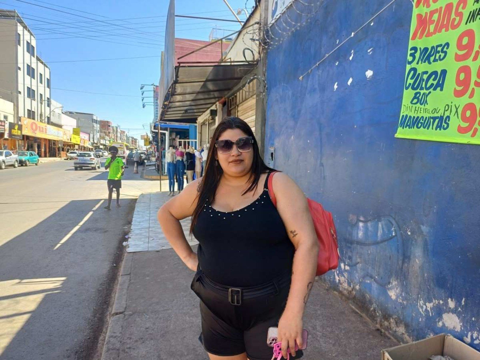 Bruna Pereira se queixa por não haver ao menos um abrigo para se proteger do sol e chuva Bruna Pereira se queixa por não haver ao menos um abrigo para se proteger do sol e chuva