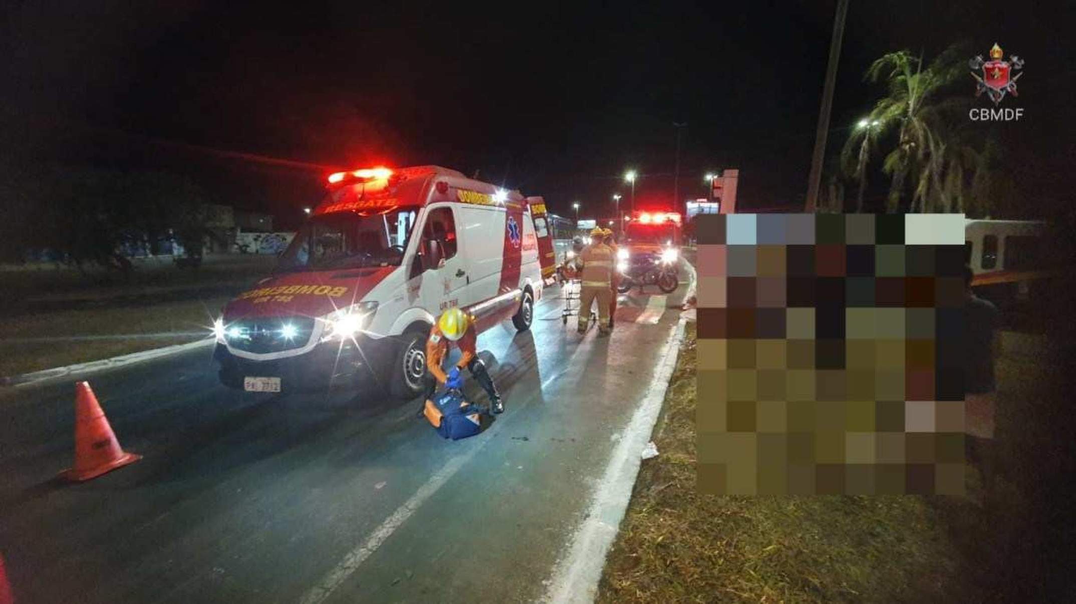 Motociclista atropela duas pessoas e foge sem prestar socorro