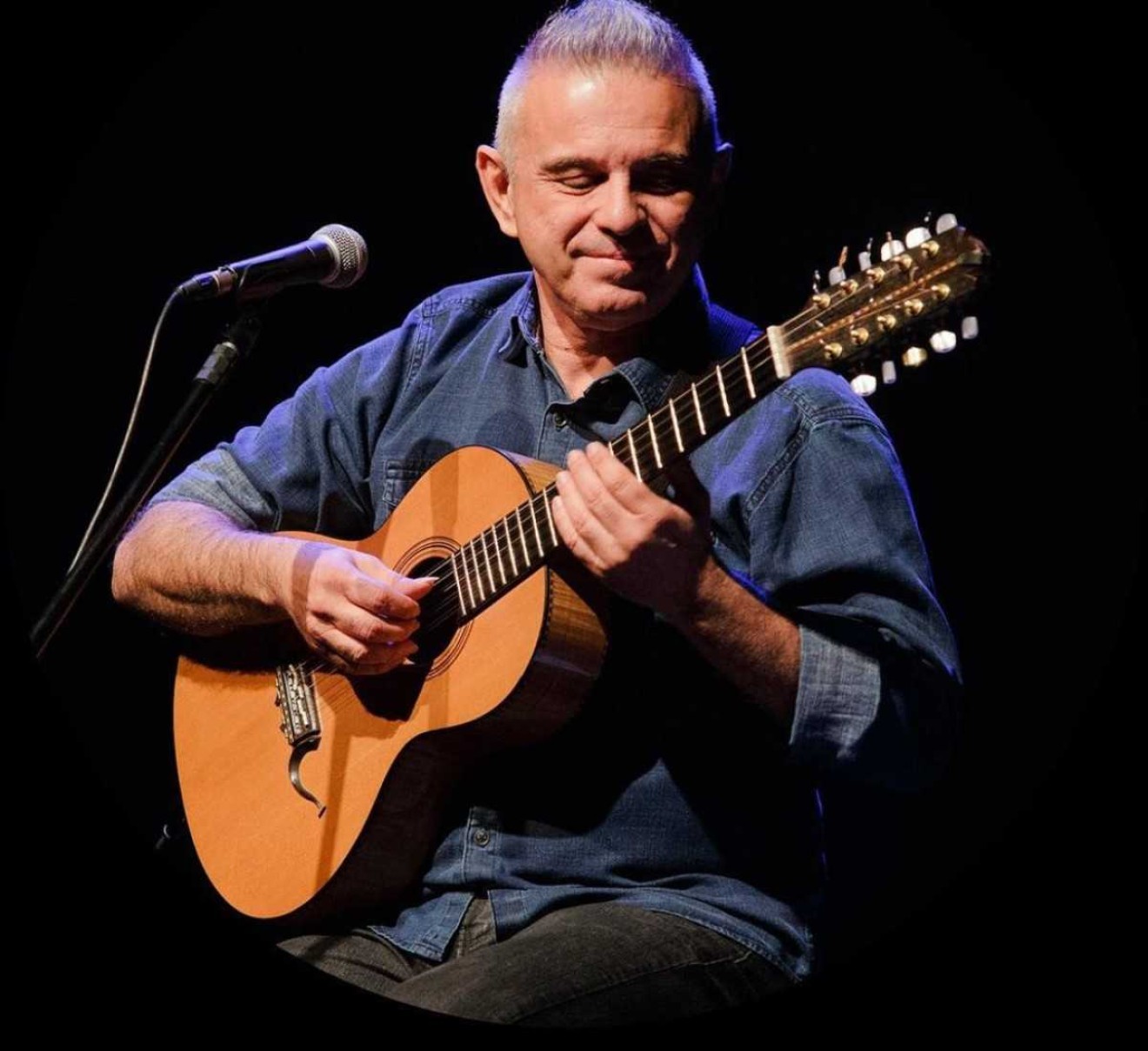 Roberto Corrêa toca em capela barroca durante o Mãos Arteiras