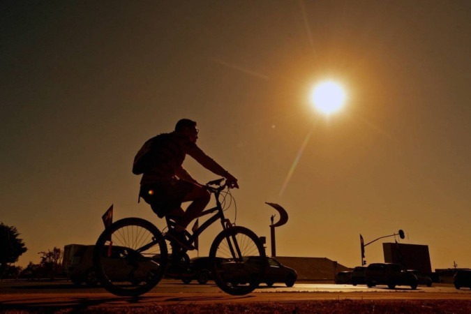 Ciclista em Brasília: cidade ainda não contempla infraestrutura integrada para bicicletas -  (crédito: Ed Alves/CB/D. A. Press)