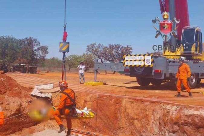 O Corpo de Bombeiros do Distrito Federal resgatou, nesta sexta-feira (23/8), um trabalhador de 61 anos que caiu em um buraco de aproximadamente 5 metros -  (crédito: Divulgação/Corpo de Bombeiros do DF)