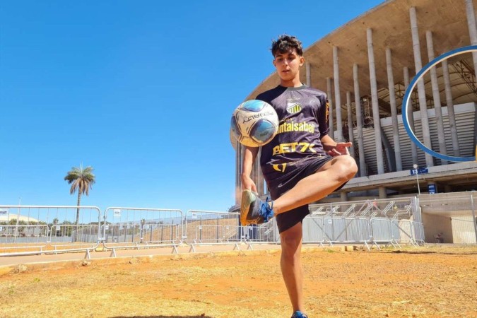 Longe de casa, Daniel Souto bate uma bola em frente ao Mané Garrincha, onde o centroavante espera se exibir em breve com a camisa de time profissional -  (crédito: Gabriel Botelho/CB/D.A. Press)