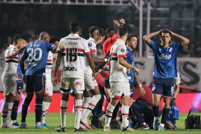 Juan Izquierdo, do Nacional, sofreu uma arritmia cardíaca e segue em observação na UTI -  (crédito: Foto: NELSON ALMEIDA/AFP via Getty Images)