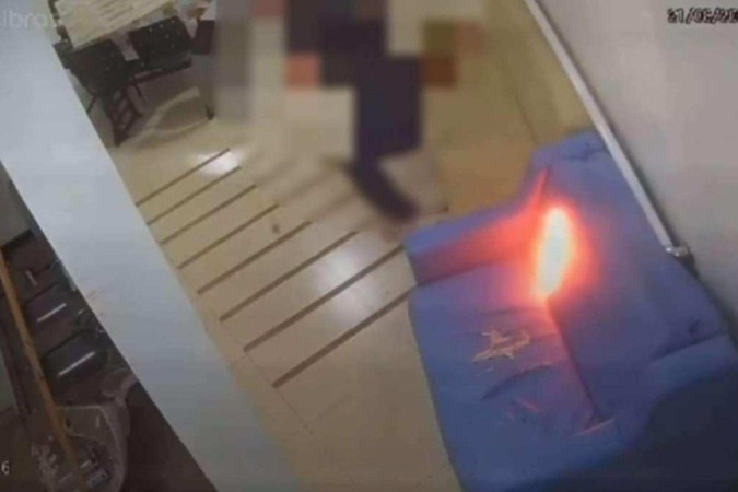 Homem de 43 anos é preso por incêndio doloso após atear fogo em sofá dentro de hospital -  (crédito: Reprodução)