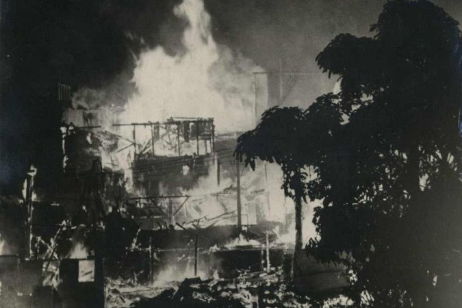 Antiga favela do Pasmado, em Botafogo, foi uma das primeiras a ser removidas. Após a saída das famílias, o governo ateou fogo nas construções de madeira, para impedir que o material fosse reutilizado na construção de novas casas em outros locais -  (crédito: Arquivo Nacional/Correio da Manhã)