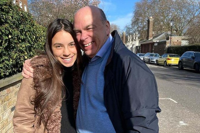 Foto sem mostra o magnata da tecnologia do Reino Unido Mike Lynch e a filha Hannah Lynch       -  (crédito:  FAMILY HANDOUT / AFP)