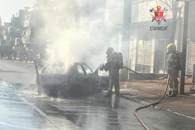 Carro pega fogo e assusta moradores do Areal 
 -  (crédito: CBMDF)