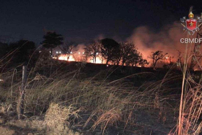 Incêndio em Samambaia afeta rede de alta tensão e causa explosão -  (crédito: CBMDF)