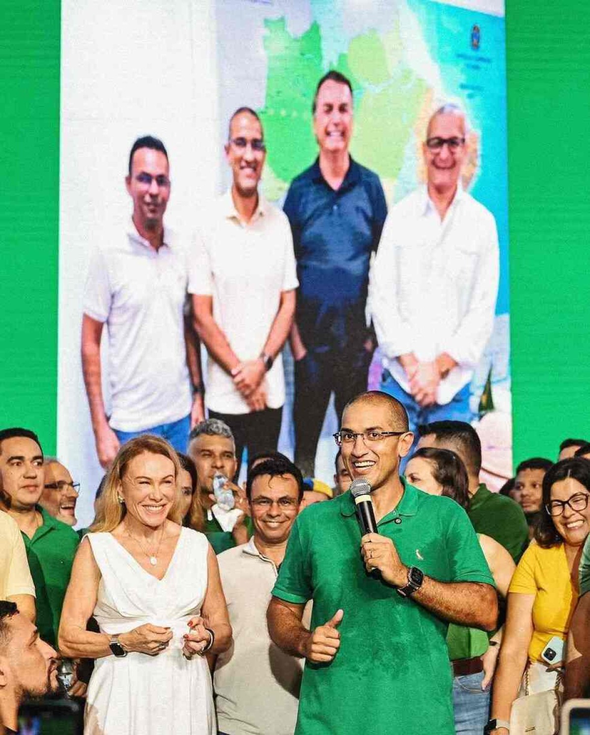 Convenção do MDB em Boa Vista. Ao fundo, foto do candidato a prefeito de Boa Vista com o ex-presidente Jair Bolsonaro