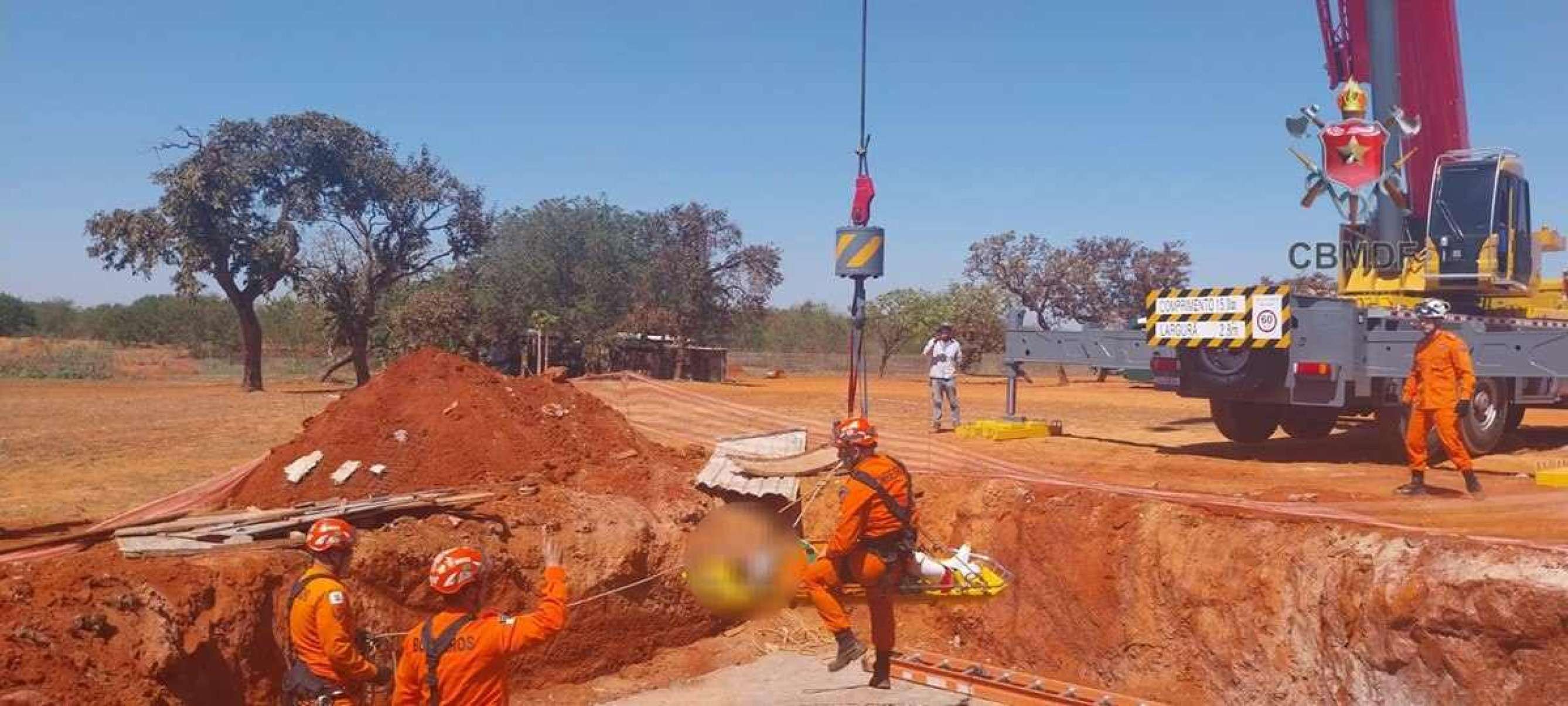 Trabalhador cai em buraco de 5 metros e precisa ser resgatado por guindaste