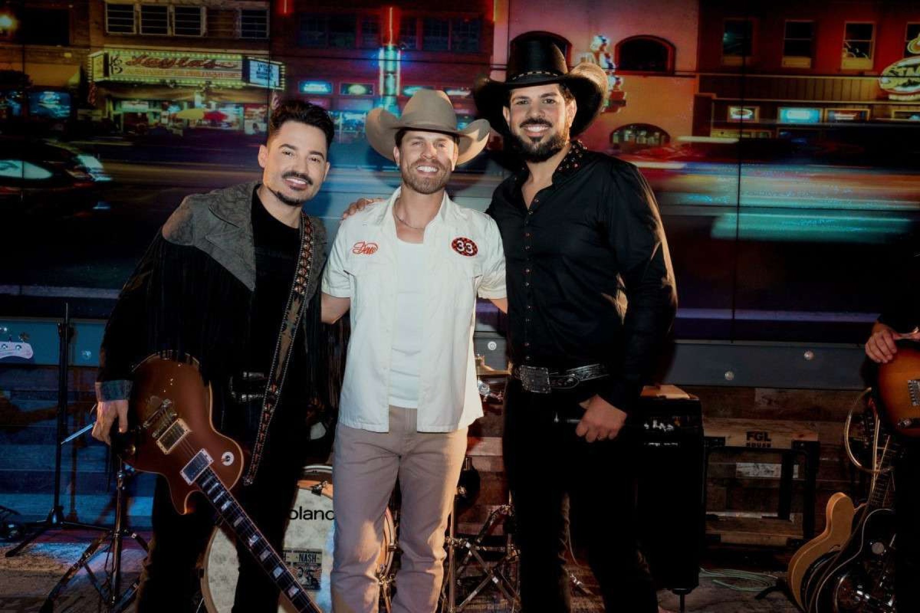 Dustin Lynch participa de novo single com Fernando & Sorocaba 