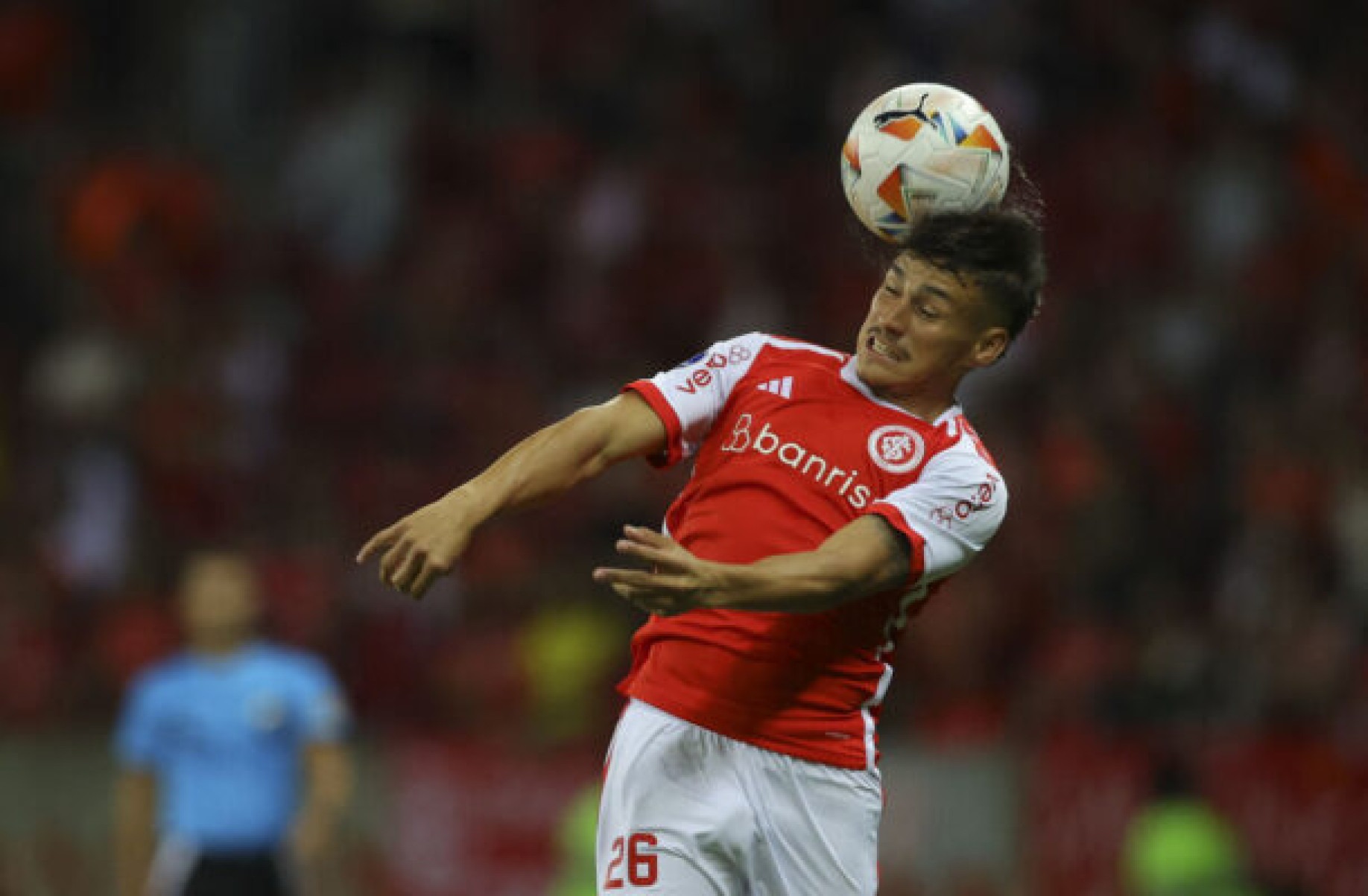  Internacional's Argentine defender Alexandro Bernabei heads the ball during the Copa Sudamericana group stage first leg match between Brazil's Internacional and Bolivia's Real Tomayapo at the Beira-Rio Stadium in Porto Alegre, Brazil, on April 10, 2024. (Photo by SILVIO AVILA / AFP)
     -  (crédito:  AFP via Getty Images)