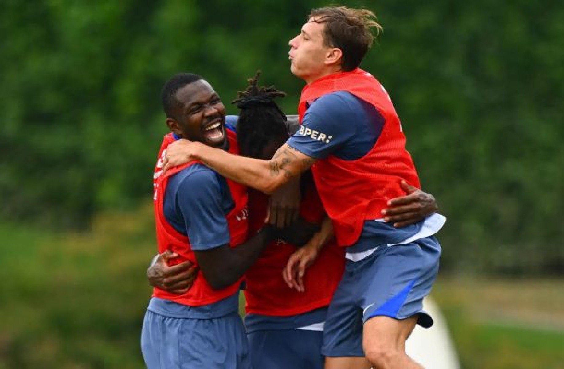 Jogadores da Inter de Milão mostram animação no treino. Mas eles saberm que, após tropeço na estreia, precisam se recuperar -  (crédito: Foto: Divulgação/ Inter de Milão )