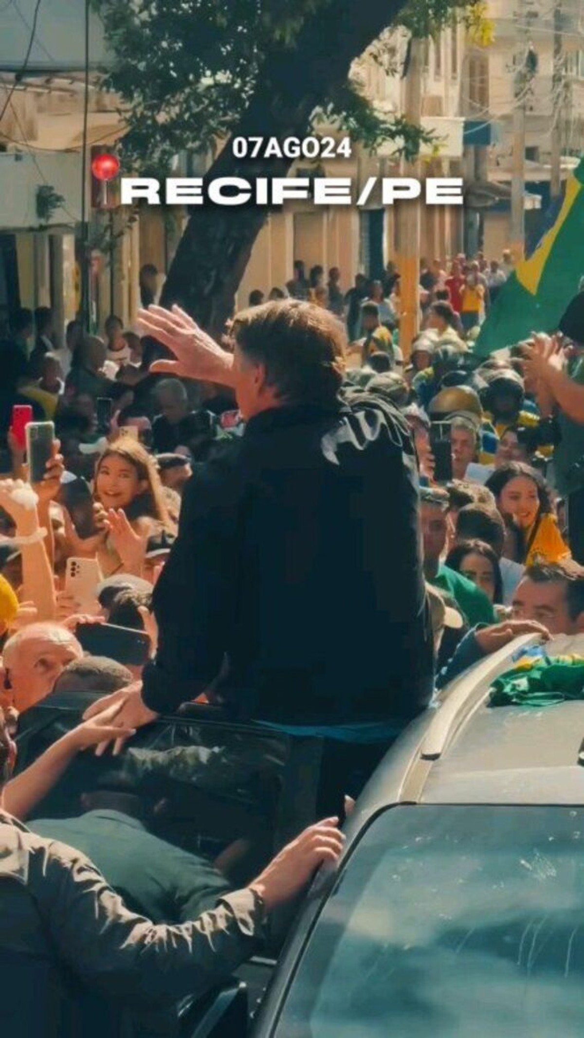 Ex-presidente Jair Bolsonaro em passeata por Recife